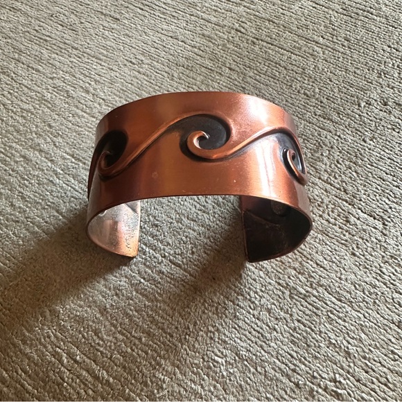Vintage Mid Century solid Copper and Black wave cuff Bracelet - Picture 6 of 8
